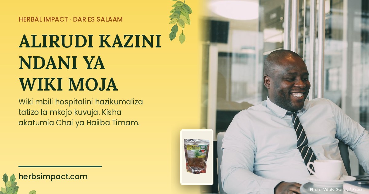 Mwanamume akitabasamu kazini ofisini na kikombe cha chai karibu na kifurushi cha Chai ya Haiiba Timam, Herbal Impact Dar es Salaam